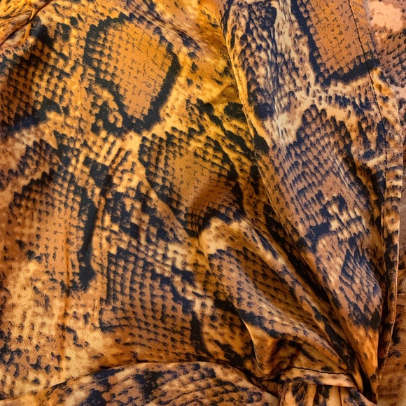 Long Sleeve Brown Snake Crop - Picture 6 of 6